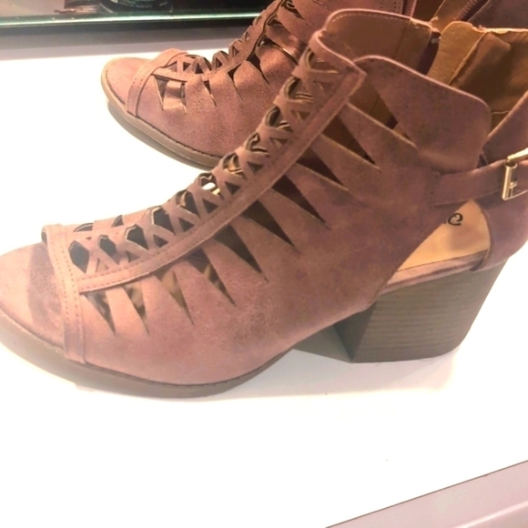 Qupid Mauve Chunk Heels Peep Toes Sandals Size 8 - Picture 13 of 13